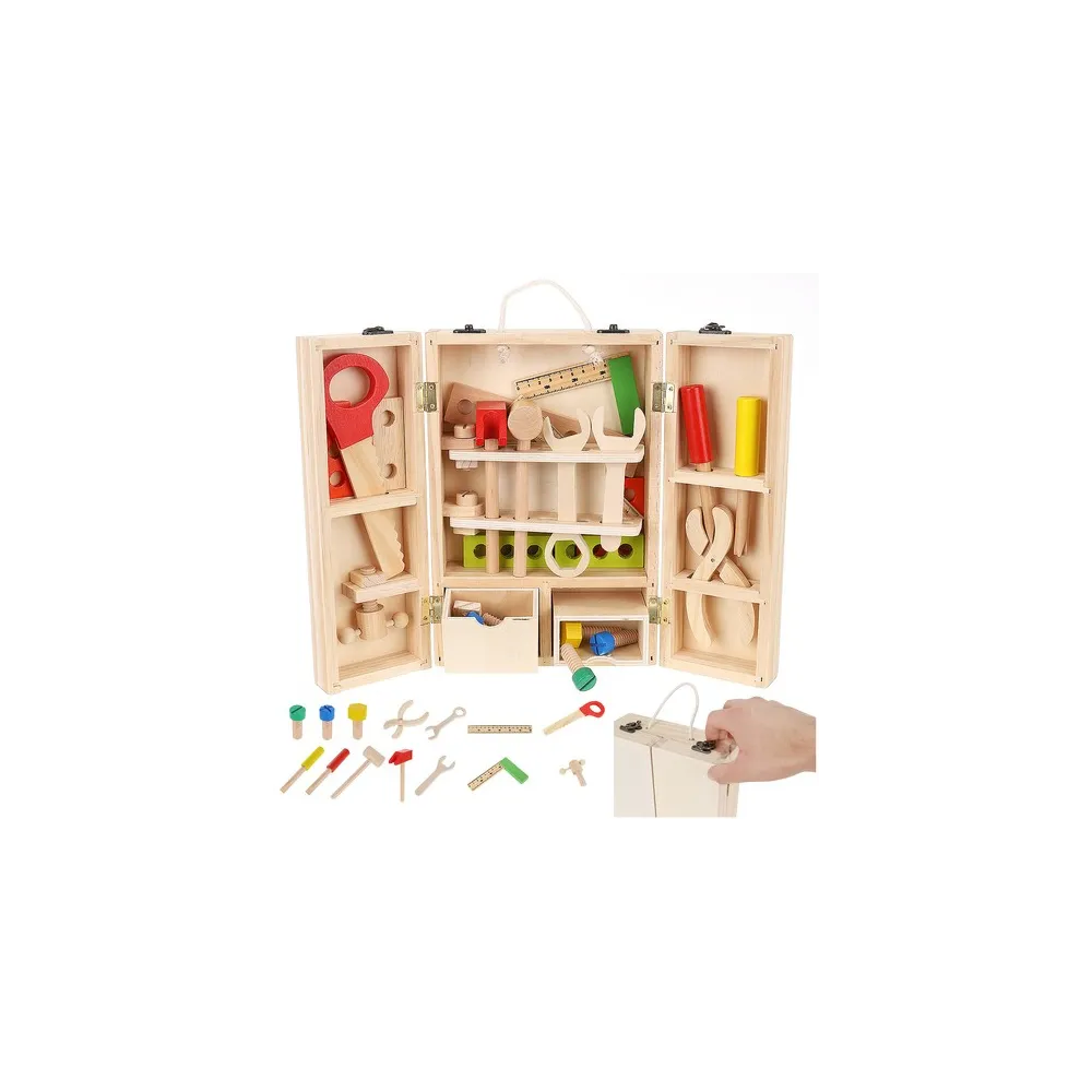 skrzynka z drewnianymi narzędziami i akcesoriami na białym tle