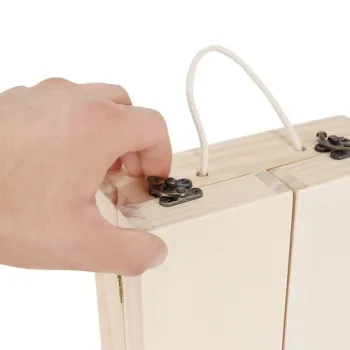 prezentacja zestawu drewnianych narzędzi w skrzynce