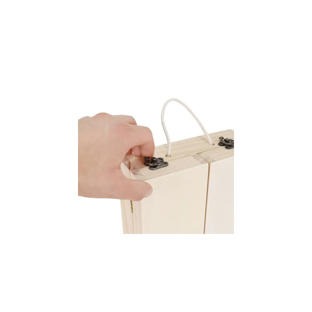 prezentacja zestawu drewnianych narzędzi w skrzynce