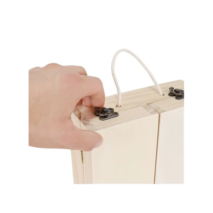 prezentacja zestawu drewnianych narzędzi w skrzynce