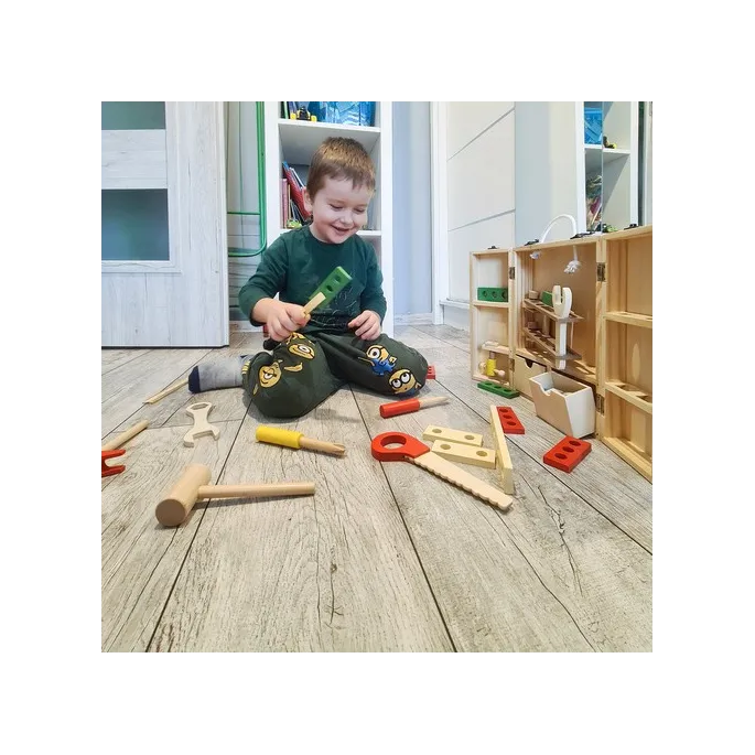 skrzynka i narzędzia rozwijające zdolności manualne dziecka