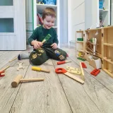 skrzynka i narzędzia rozwijające zdolności manualne dziecka