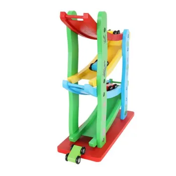 Zjeżdżalnia i samochodziki na tle jasnego podłoża