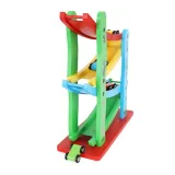 Zjeżdżalnia i samochodziki na tle jasnego podłoża