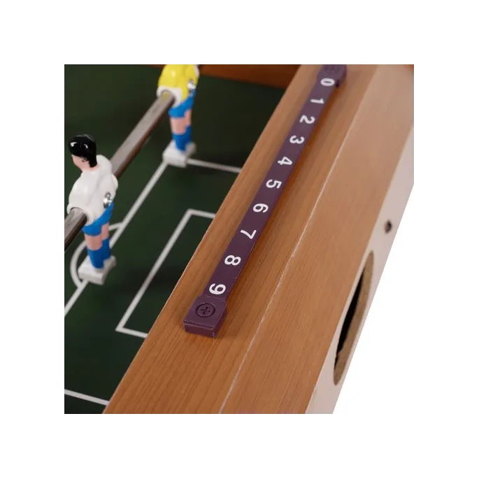 komplet piłkarzyków z jednym z bramek w tle