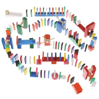 elementy dodatkowe zestawu jak kulki, huśtawka i wiatrak