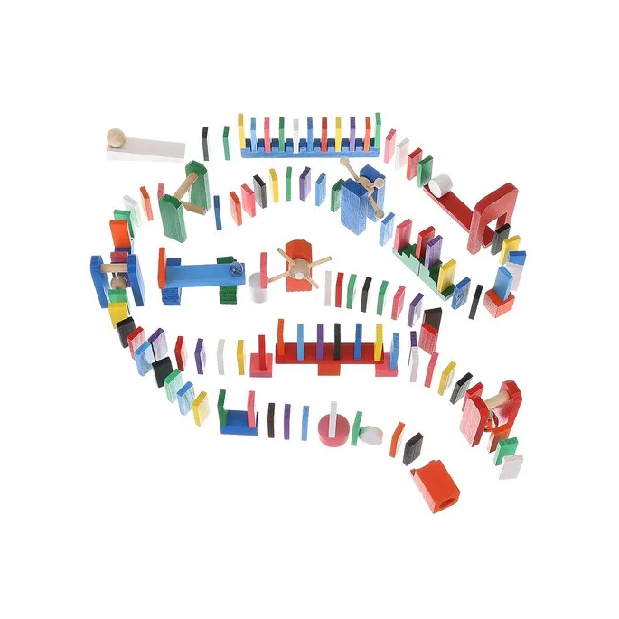 elementy dodatkowe zestawu jak kulki, huśtawka i wiatrak