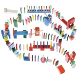 elementy dodatkowe zestawu jak kulki, huśtawka i wiatrak