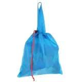 drewniane domino w różnych żywych kolorach ułożone na stole