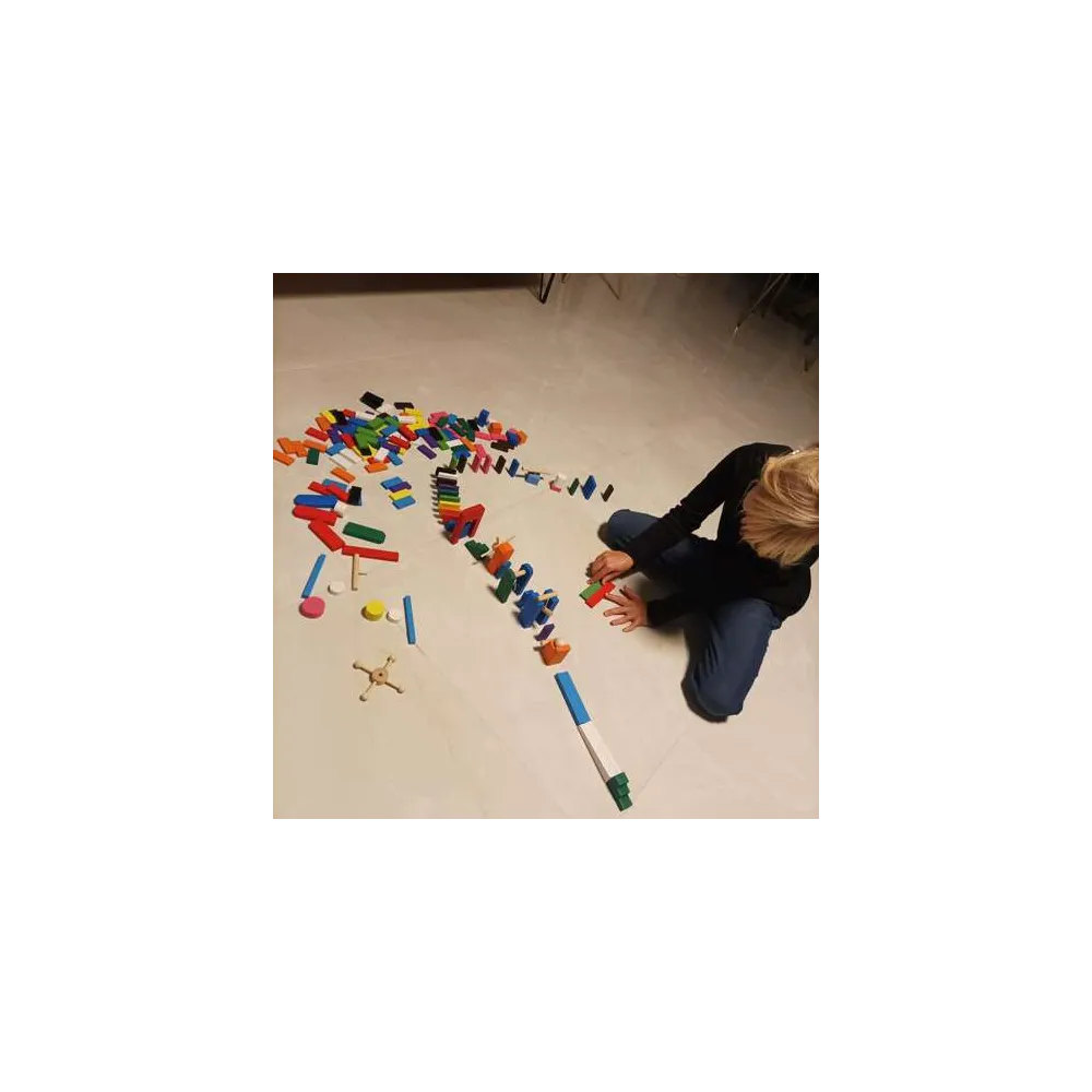 duże ujęcie całego zestawu z piłeczkami i zjeżdżalniami