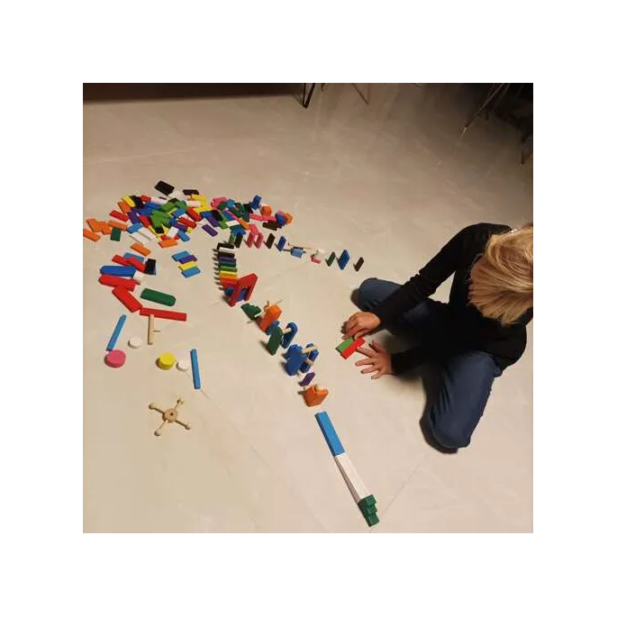 duże ujęcie całego zestawu z piłeczkami i zjeżdżalniami