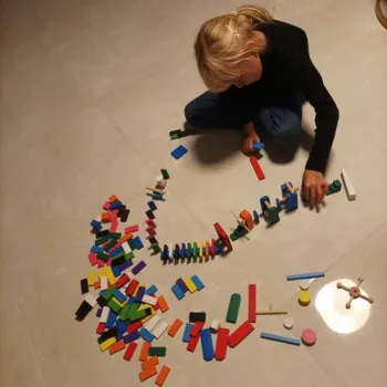 detal wykończenia i malowania drewnianych klocków domino