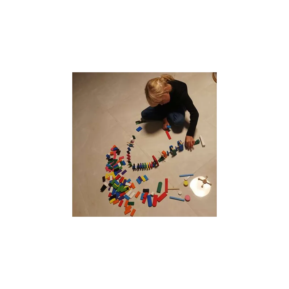 detal wykończenia i malowania drewnianych klocków domino