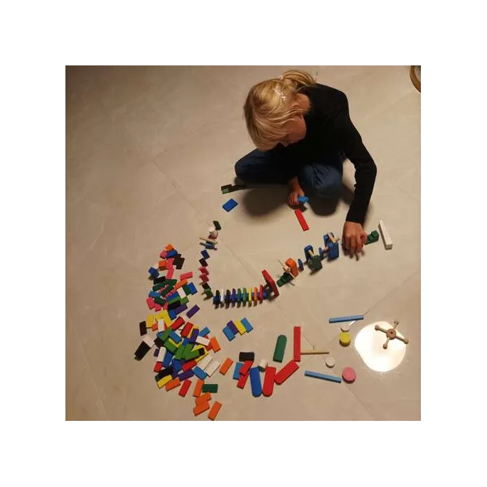 detal wykończenia i malowania drewnianych klocków domino