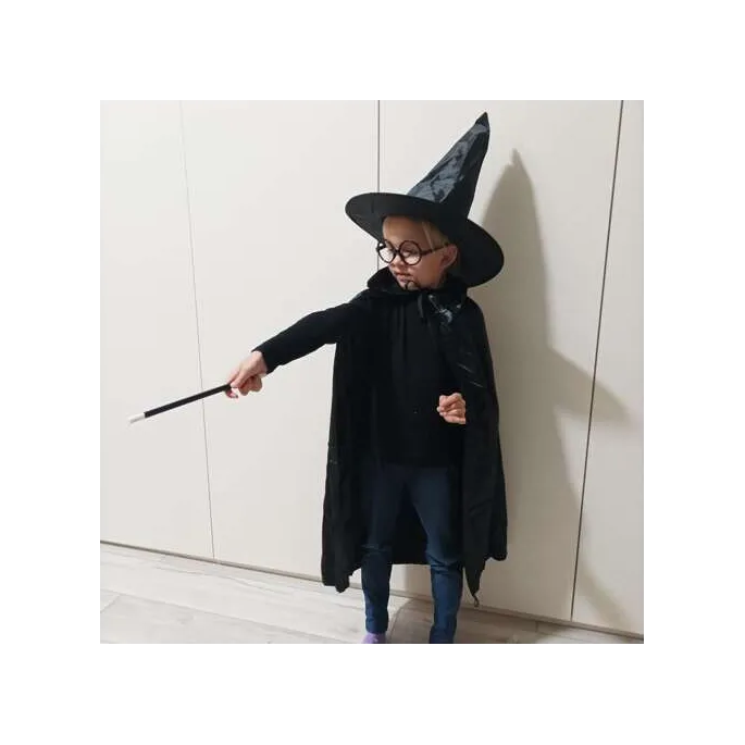 detal czarnej peleryny wykonanej z lejącego się materiału