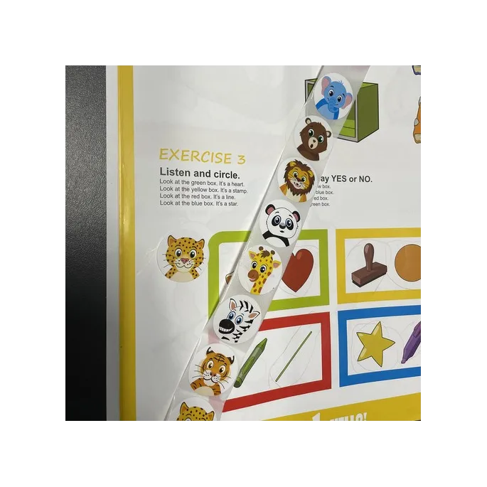 rolka z naklejkami motywacyjnymi na tle białym