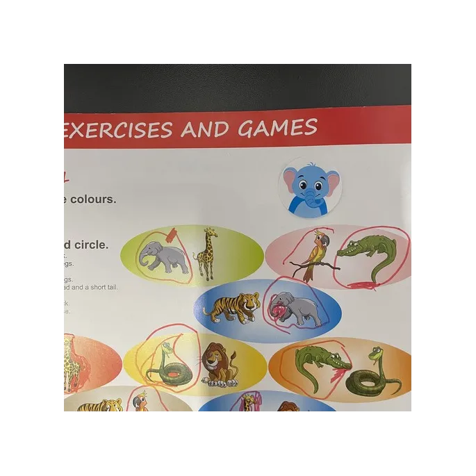 naklejki motywacyjne dla dzieci ułożone na stole