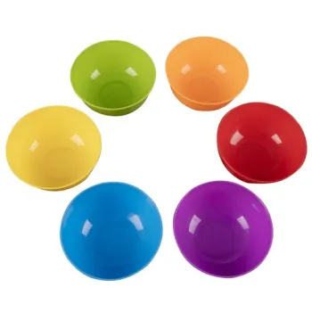 elementy zestawu na tle białego stołu