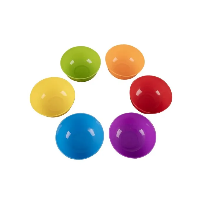 elementy zestawu na tle białego stołu