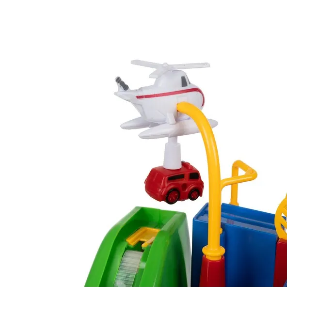 Dziecko prowadzi samochód przez most zwodzony na torze