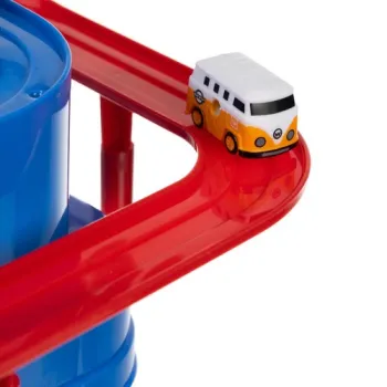 Kolorowe detale toru przeszkód z widoczną policją i strażą pożarną