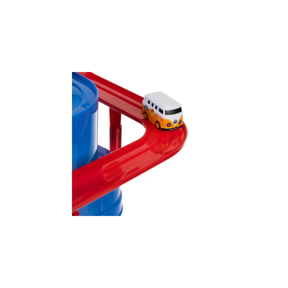 Kolorowe detale toru przeszkód z widoczną policją i strażą pożarną