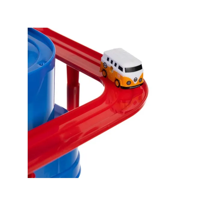 Kolorowe detale toru przeszkód z widoczną policją i strażą pożarną