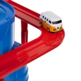 Kolorowe detale toru przeszkód z widoczną policją i strażą pożarną