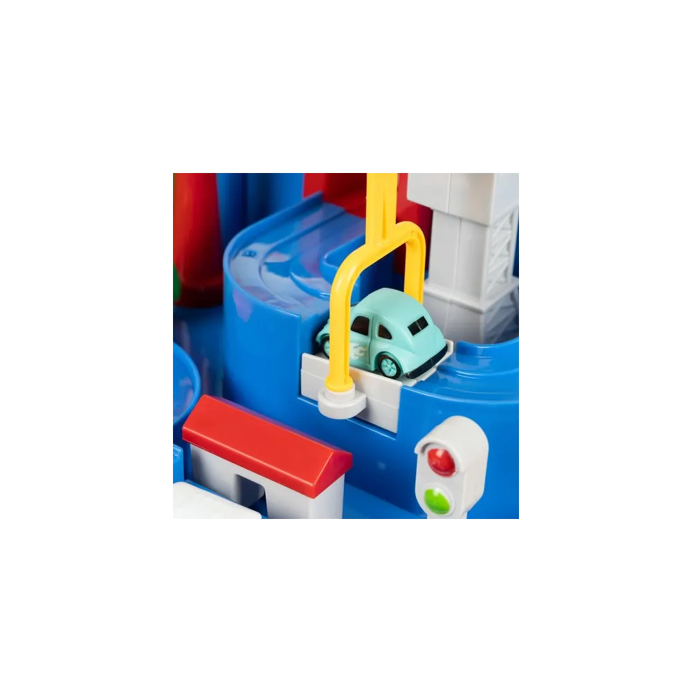 Autobus szkolny pokonuje przeszkodę na wielokolorowym torze