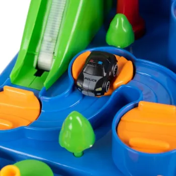 Helikopter unoszący się nad torem samochodowym z pojazdami