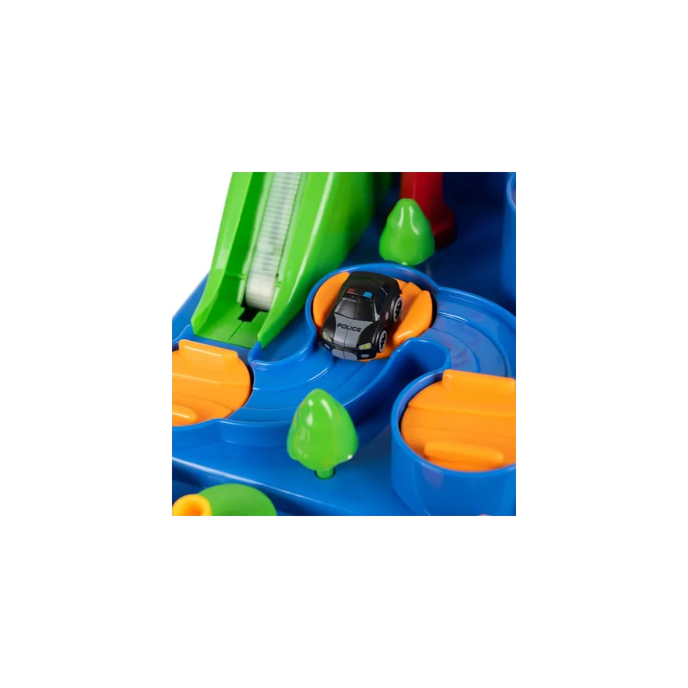 Helikopter unoszący się nad torem samochodowym z pojazdami