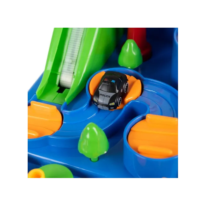 Helikopter unoszący się nad torem samochodowym z pojazdami