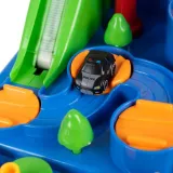 Helikopter unoszący się nad torem samochodowym z pojazdami