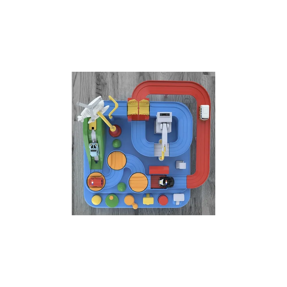 Samochód osobowy na starcie toru z widocznymi przeszkodami