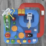 Samochód osobowy na starcie toru z widocznymi przeszkodami