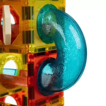 widok świecących reflektorów wśród klocków konstrukcyjnych