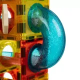 widok świecących reflektorów wśród klocków konstrukcyjnych