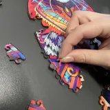 Drewniane puzzle i akcesoria zaprezentowane razem