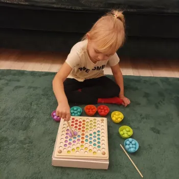 szczypce, łyżka i patyczki do zabawy z koralikami na planszy