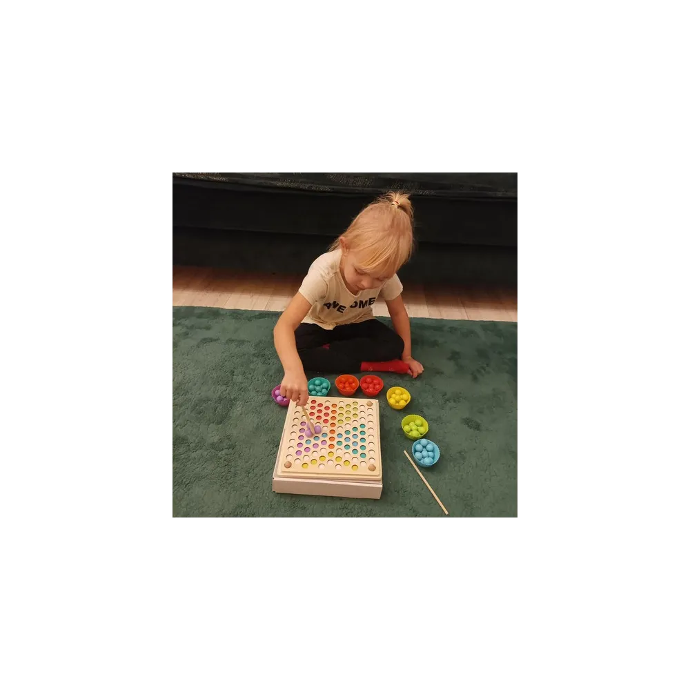 szczypce, łyżka i patyczki do zabawy z koralikami na planszy