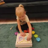 układanka koraliki prezentowana przez dziecko podczas zabawy