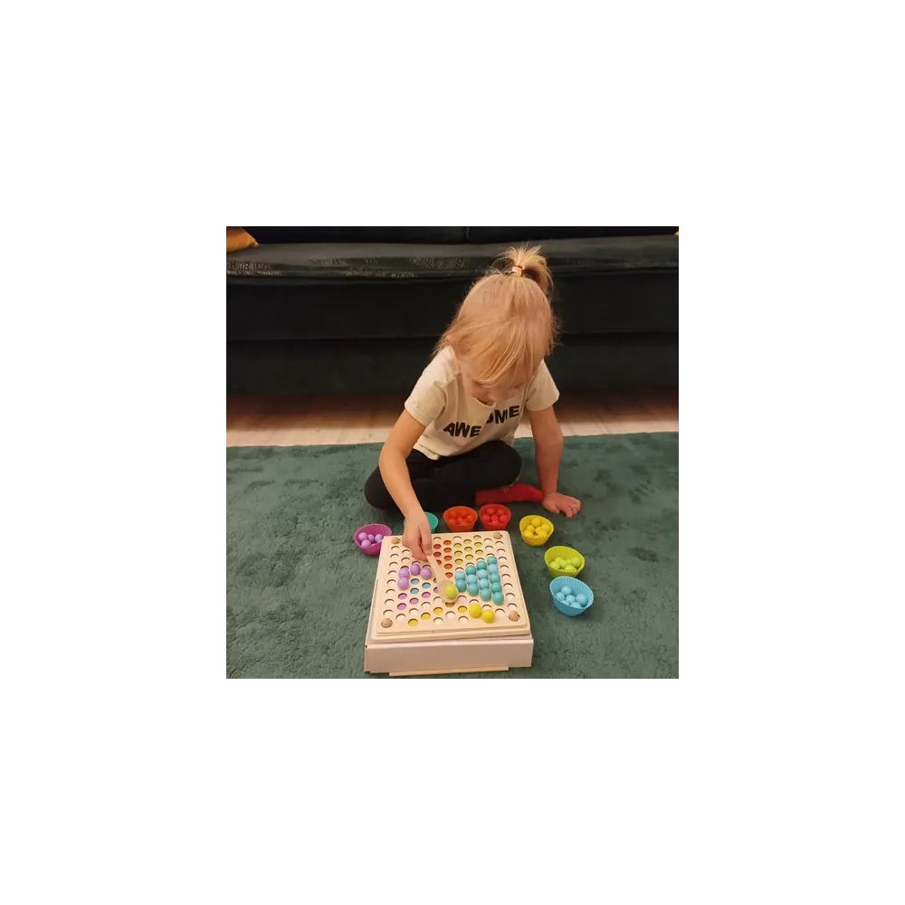 detal drewnianego elementu układanki z kolorowymi kuleczkami