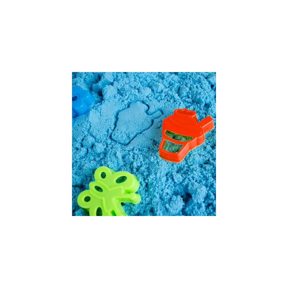 plastikowe foremki w różnych kształtach na tle piasku