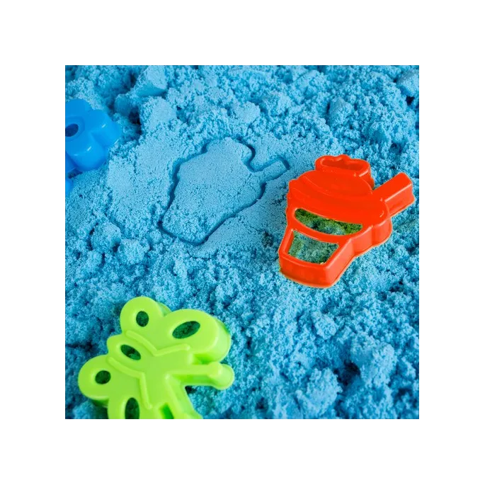 plastikowe foremki w różnych kształtach na tle piasku