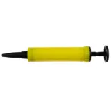 piasek niebieski i narzędzia do modelowania ułożone w piaskownicy