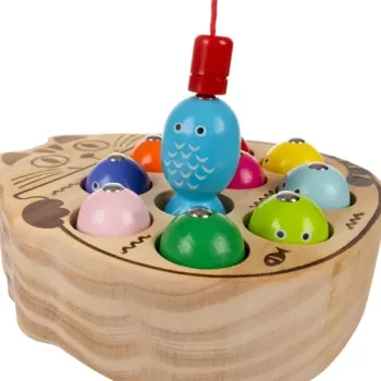 ręka dziecka łowiąca rybkę drewnianą na magnes