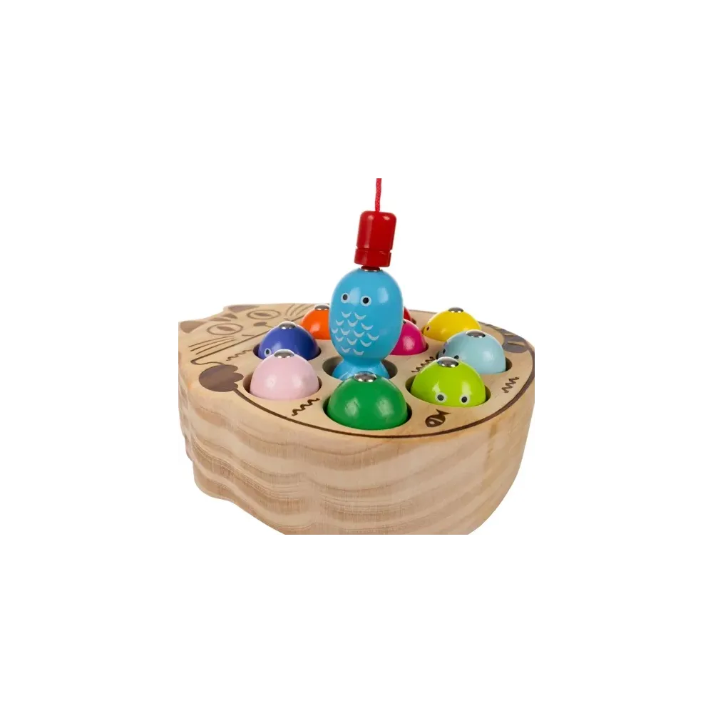 ręka dziecka łowiąca rybkę drewnianą na magnes