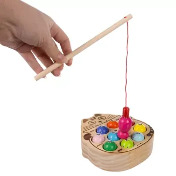 drewniane rybki i wędki na białym tle