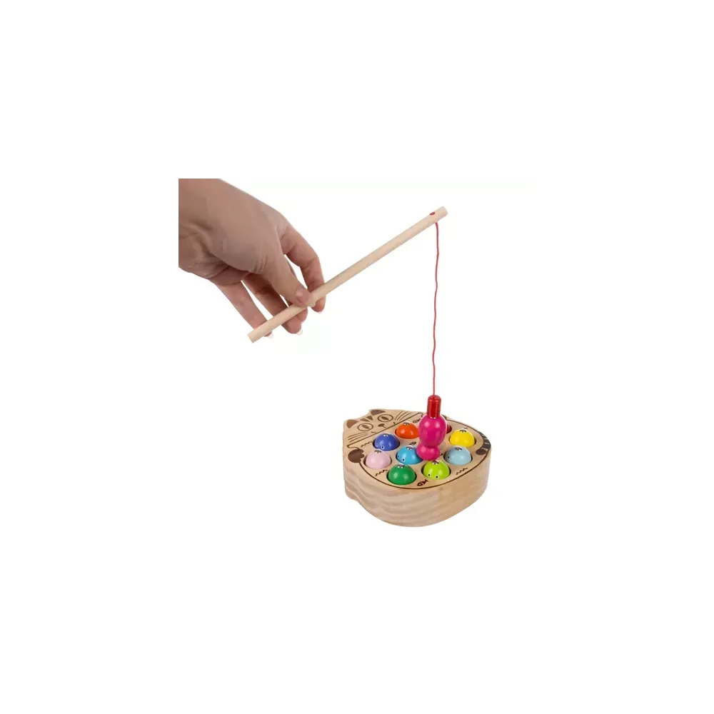 drewniane rybki i wędki na białym tle