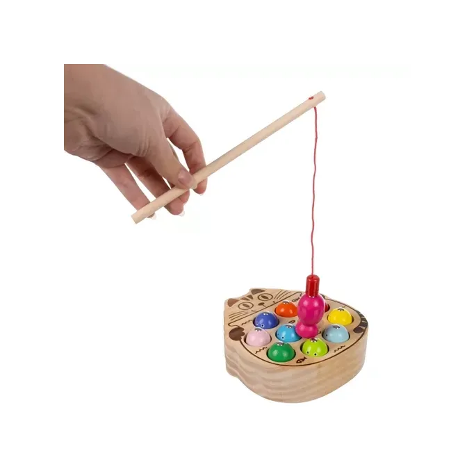 drewniane rybki i wędki na białym tle